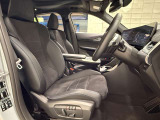 【コックピットシート】BMW車の主役席。車体中央にくる様に配置し車両重心とが一致する事でドライバーと車との一体感あるドライビングを実現。人間工学に基づき形成した形状が長時間のドライブ疲労も軽減します!