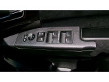 運転席から全ての窓の開閉ができます。ウィンドウロック機能はお子様のいたずら防止に有効です。