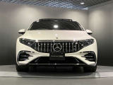 フロントグリル中央に大きく輝くスリーポインテッドスター。メルセデスベンツならではのステータスを強く感じる事ができます