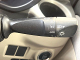 【オートライト】周りの明るさに応じて自動でヘッドライトの点灯・消灯ができる機能です!ライトの付け忘れ・消し忘れなどが無くなり、雨の日や夕方の走行も安心!トンネル通過時も便利ですね