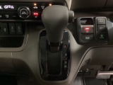 CVT車のセレクトレバーです。低速から高速まで、変速ショックのないスムーズな走りと、エンジン効率のよい領域を維持して燃費にも貢献します。サイドブレーキはスイッチ操作の電子制御パーキングブレーキです。