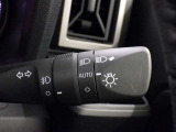 【オートライト】車外の明るさに応じて、自動的にライトの点灯・消灯をしてくれます。