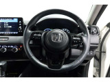 運転中もハンドルでの操作が可能です。特に高速道路等の目が離せない運転時には、便利さだけでなく、安全性も兼ね備えております。