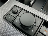 手元には運転姿勢を崩さずに操作していただける、ロータリーコマンダースイッチが装備されております。