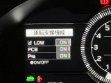 【レーンディパーチャーアラート】道路上の白線(黄線)をカメラで認識し、ドライバーがウインカー操作を行わずに車線を逸脱する可能性がある場合、ブザーとディスプレイ表示により注意を喚起サポートします。