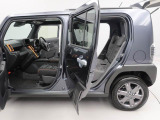 バックの苦手な初心者や女性にうれしいバックモニター 運転席の死角になる真後ろが確認できます。 (^^♪