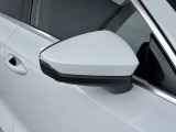 ●アウディサイドアシスト『後方の死角を並走する車両を検知しドアミラーの内側のLEDが点灯。ドライバーに注意を促し事故を未然に防ぐシステムです。』