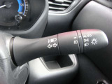 アダプティブLEDヘッドライトシステムは、照射パターンを変化させて対向車や先行車が眩しくならないようにハイビームをキープすることで、良好な視界を確保します。もちろん自動点灯/消灯するオートライトも。