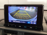 リバースギアに入れるだけで後方の表示へ切り替わります。夜間や雨の日の駐車も楽になりますよ。