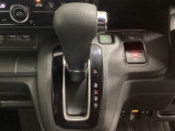 CVT車のセレクトレバーです。低速から高速まで、変速ショックのないスムーズな走りと、エンジン効率のよい領域を維持して燃費にも貢献します。サイドブレーキはスイッチ操作の電子制御パーキングブレーキです。
