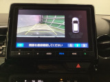 バックギアに入れますとご覧のような画像に自動的に切り替わります。車庫入れ時に役立ちます。