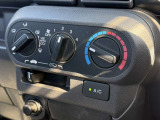 寒い冬も暑い夏も全席に快適な空調を届けてくれる、ダイヤル式エアコンを装備♪