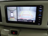 【パノラマモニター】上からの映像を表示。前後左右のカメラで合成し、運転席からの目視だけでは確認しにくい状況をリアルタイムで見晴らせます