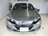 日産らしさを引き立てるフロントマスクの大きなVモーショングリル。NISSANロゴの上部に通常と急速、どちらも備えた充電口があります。