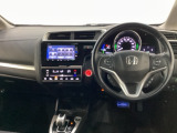 車内は光触媒抗菌消臭施工済です。スタイリッシュなデザインでスポーティなインパネ周りを演出します。グローブボックスやカップホルダーのほかにトレーなどたくさんの収納スペースが付いています。