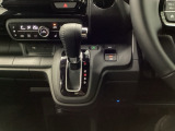【eコンスイッチ】低燃費運転をサポートするECONモード。スイッチをONすると、エンジンやトランスミッション、A/Cなどを協調制御し、燃費の向上に貢献。エコドライブの効果を高めます。
