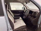 【ベンチシート】運転席と助手席の移動もスムーズ!狭い駐車場での乗り降りや、お子様の乗り降りにも便利です。座席の間にコンソールボックスやドリンクホルダーがないため、車内空間が広く感じます。