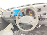 運転席まわりです。 各操作スイッチは使いやすい位置に配置されてます。