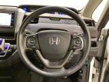 ハンドルにHondaセンシング系のクルーズコントロールやレーンキープアシストなどのスイッチと、オーディオの操作スイッチが装備されています。ハンドルから手を離さず安全に操作できます。