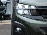 マトリックステクノロジーにより薄型化されたLEDヘッドライトは、LEDデイライトと立体的造形で融合し、質感の高いフロントフェイスを創りあげている。