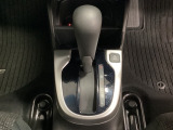 CVT車のセレクトレバーです。低速から高速まで、変速ショックのないスムーズな走りを実現するとともに、エンジン効率のよい領域を維持することで燃費にも貢献します。