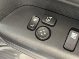 狭い駐車場で便利な電動格納ドアミラーが付いています。