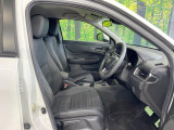 運転席まわりには十分なスペースがあり、大柄な方でもゆったり運転していただける環境です。