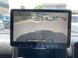 【バックカメラ】後退時に車両後方の映像をモニターに映す機能。目視できない死角を確認でき、衝突事故を防ぎます。駐車が苦手な方だけでなく全てのドライバーに必須の安全装備です。