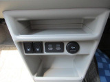 運転席、助手席には冬場に快適、シートヒーターが付いてます。