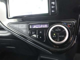 ☆オートエアコンです♪一度お好みの温度に設定すれば、車内の温度を検知し風量や温度を自動で調整してくれる優れもの!暑い&hellip;寒い&hellip;と何度もスイッチ操作をする必要はありませんね♪