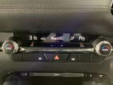 温度の設定のみで快適な風量やモードなどを自動調整してくれるフルオートエアコンを装備!