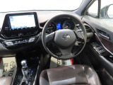 スポーティなデザインの運転席まわり。