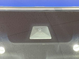 【ホンダセンシング】走行中に前方の車両等を認識し、衝突しそうな時は警報とブレーキで衝突回避と被害軽減をアシスト。より安全にドライブをお楽しみいただけます。