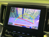 【バックカメラ】駐車時に後方がリアルタイム映像で確認できます。大型商業施設や立体駐車場での駐車時や、夜間のバック時に大活躍!運転スキルに関わらず、今や必須となった装備のひとつです!
