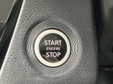 キーを取り出さなくてもエンジン始動ができるプッシュエンジンスターター。車内にキーがあればボタンを押すだけでエンジン始動できます。