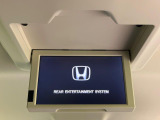 【フリップダウンモニター】大画面モニターで後席でもエンタメをお楽しみいただけます。小さなお子様にも大人気の装備です♪