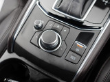 ナビ&オーディオ操作ダイヤル「コントロールコマンダー」は自然と手の触れる位置に配置されています。目線を外すことなく手元で操作できます。また、パーキングブレーキは電動式となっております。