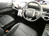 【運転席まわり】・・・ハンドルやシートなども隅々までクリーニング済み。キレイな車内でドライブがより一層快適にお楽しみいただけると思います。