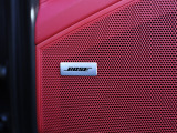 BOSEサラウンドサウンドシステムは、車内の音響特性に合わせて的確にチューニングされており、コンサートホールのようにバランスに優れた原音を忠実に再現した音響パターンを生み出します。