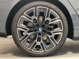 BMWの純正アロイホイールは軽量かつ強度にも優れているホイールで走行性能を引き上げる設計になっております。足元にもBMWは妥協がなくこだわっている個所になります。