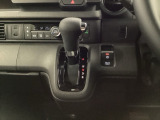停車中にブレーキペダルを踏み続けなくてもブレーキ保持ができるオートマチックブレーキホールド機能もついております。