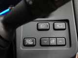 オートマチックハイビームとは、先行車や対向車のライトを認識し、ハイビームとロービームを自動で切り替える機能です。夜道の視界を確保します。詳細は販売店スタッフまでおたずねください。