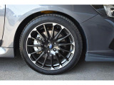純正18インチアルミホイル/タイヤサイズは225/45R18です
