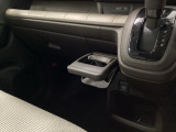 運転席からも助手席からも自由に使えるドリンクホルダーもついております。足元部分にはちょっとした小物を入れるのに便利な収納BOXもあります。