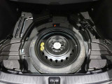 トランクフロアに応急用タイヤを備えており、万が一のパンクの際でも大丈夫です!