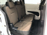 【後部座席】も当然、綺麗・清潔に仕上げております。内装の綺麗なお車は気持ちが良いですし、コンディションのいい車が多いです。これもオススメの1台です。