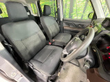 運転席まわりには十分なスペースがあり、大柄な方でもゆったり運転していただける環境です。