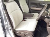 ゆったり使えるフロントベンチシート。運転席側のドアが開けにくい狭い場所でも、助手席側へ移動してスムーズに降りられるます。