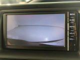 バックモニターで、後方を確認しながら安心して駐車することができます。運転初心者も熟練者も必須の機能ですよ!