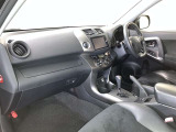 運転席周りのレイアウトをご覧ください。ナビゲーションが綺麗に装着されすっきり収まってますね!